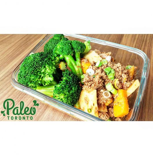 Texan Paleo chili featuring 100% grassfed beef, organic tomatoes parsnip, onion and butternut squash. 
Himalayan pink salt and olive oil drizzled broccoli